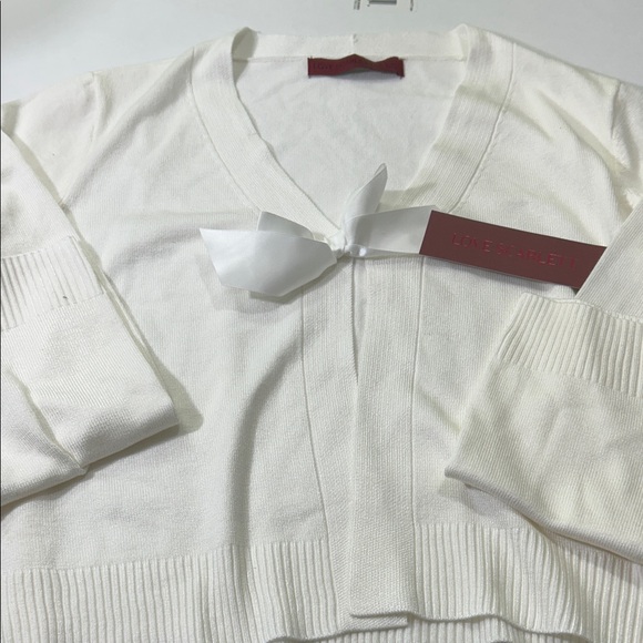 Love Scarlet Sweaters - Elegant Women's V-Neck Sweater in Cream